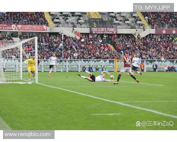 白色战袍八号核心球星引领绿茵场上激情对决新篇章