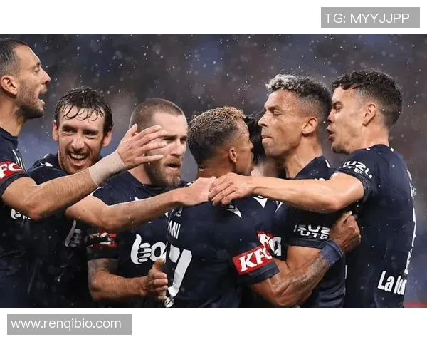 足球场上的明星背后 她们是最亮眼的风景与支持者 足球场上的明星背后 她们是最亮眼的风景与支持者