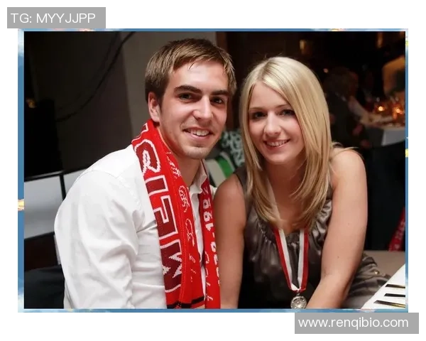 足球巨星弯腰合影时刻展现亲民风采与球场内外的独特魅力 足球巨星弯腰合影时刻展现亲民风采与球场内外的独特魅力