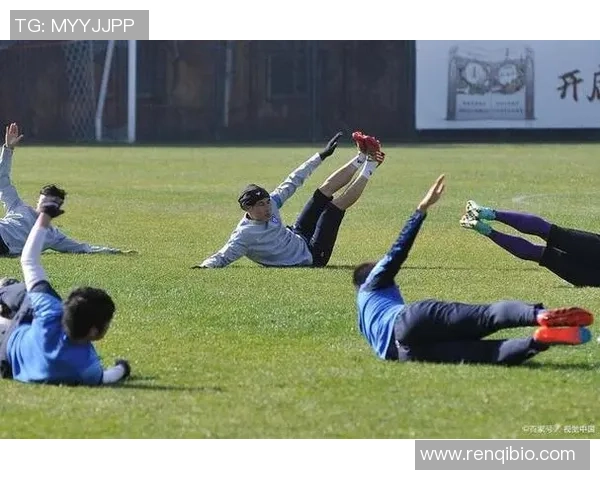 足球球星拉伸训练的重要性与技巧分析提升运动表现和预防伤病