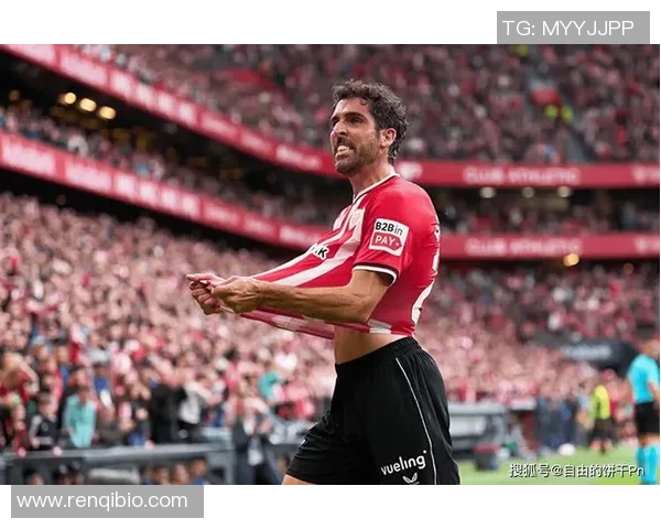 足球迷深切悼念逝世球星用心铭记传奇足坛英雄的永恒辉煌